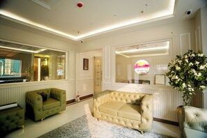 Lobby sitting area - Hotel Shri Vinayak (Varanasi)
