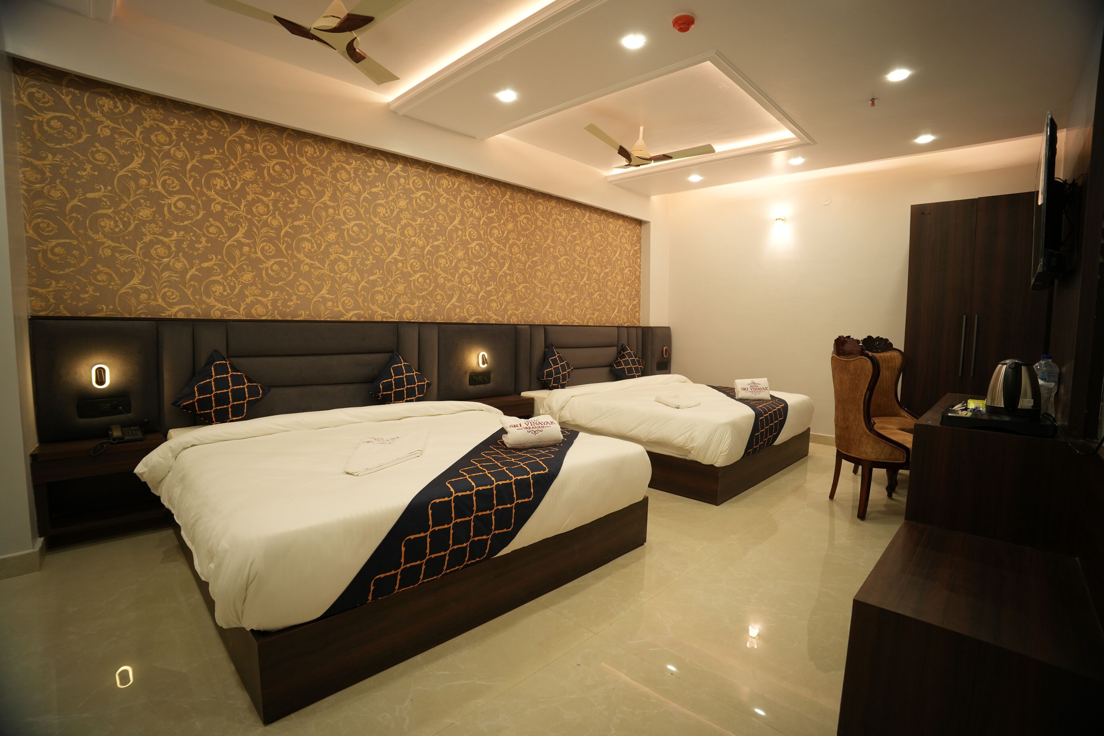 Minibar, free WiFi, bed sheets