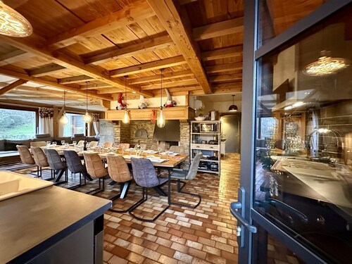 Beau chalet rénové avec poêle, billard & sauna