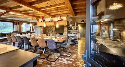 Beau chalet rĂ©novĂ© avec poĂȘle, billard & sauna