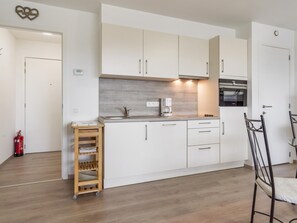 Fridge, oven, dishwasher, coffee/tea maker - Spacious studio with storage room (Blankenberge)