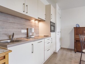 Kühlschrank, Ofen, Geschirrspüler, Wasserkocher mit Kaffee-/Teezubehör