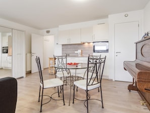 Dining - Spacious studio with storage room (Blankenberge)