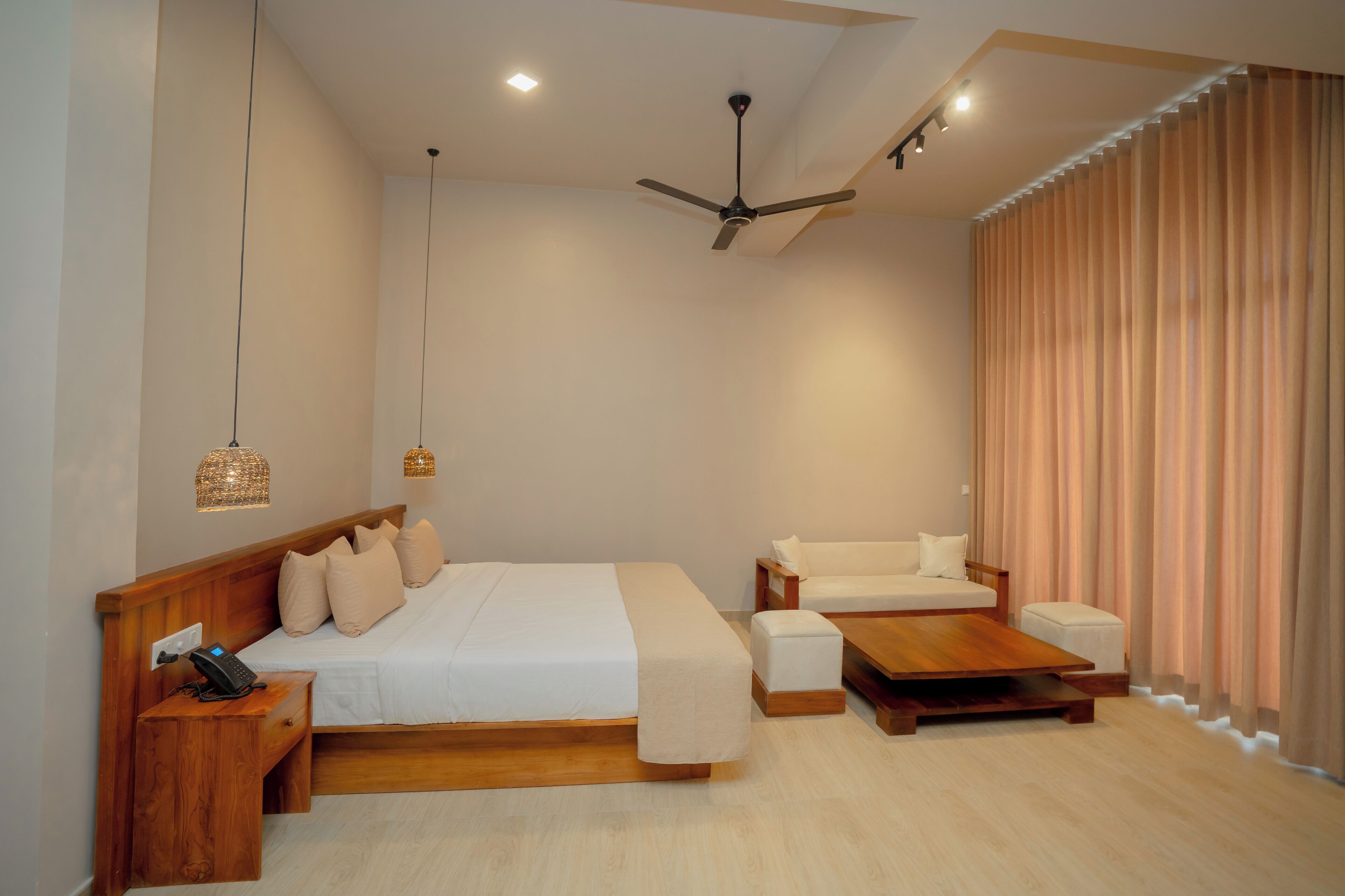 Deluxe suite, balkon, uitzicht op de stad | Een bureau, een laptopwerkplek, gratis wifi