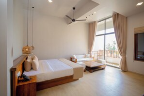 Deluxe-suite - balkon - byudsigt | Skrivebord, arbejdsområde til bærbare computere, gratis Wi-Fi