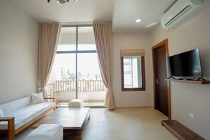 Suite – deluxe, balkong, byutsikt | Skrivebord, skrivebord for bærbar PC og wi-fi (inkludert)