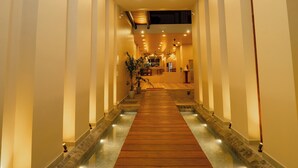 A long, narrow hallway with a wooden carpet leading to a reception area. - Emerald Resort Hikkaduwa (Hikkaduwa)