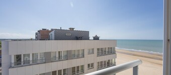 Modern studio on the 8th floor near the sea
