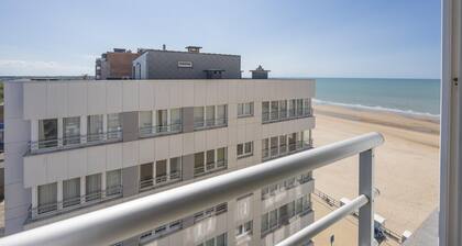 Modern studio on the 8th floor near the sea