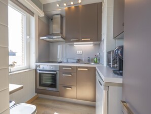 Kühlschrank, Mikrowelle, Ofen, Wasserkocher mit Kaffee-/Teezubehör