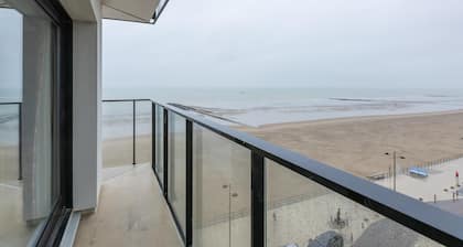 Corner studio with stunning sea views