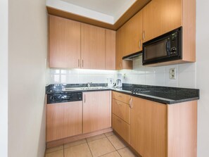 Réfrigérateur, micro-ondes, plaque de cuisson, lave-vaisselle