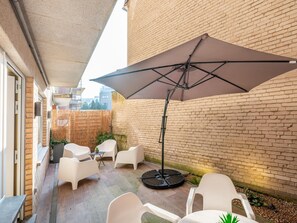 Outdoor dining - Beautifully renovated flat in the city centre (Koksijde)