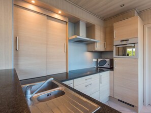 Réfrigérateur, micro-ondes, plaque de cuisson, lave-vaisselle