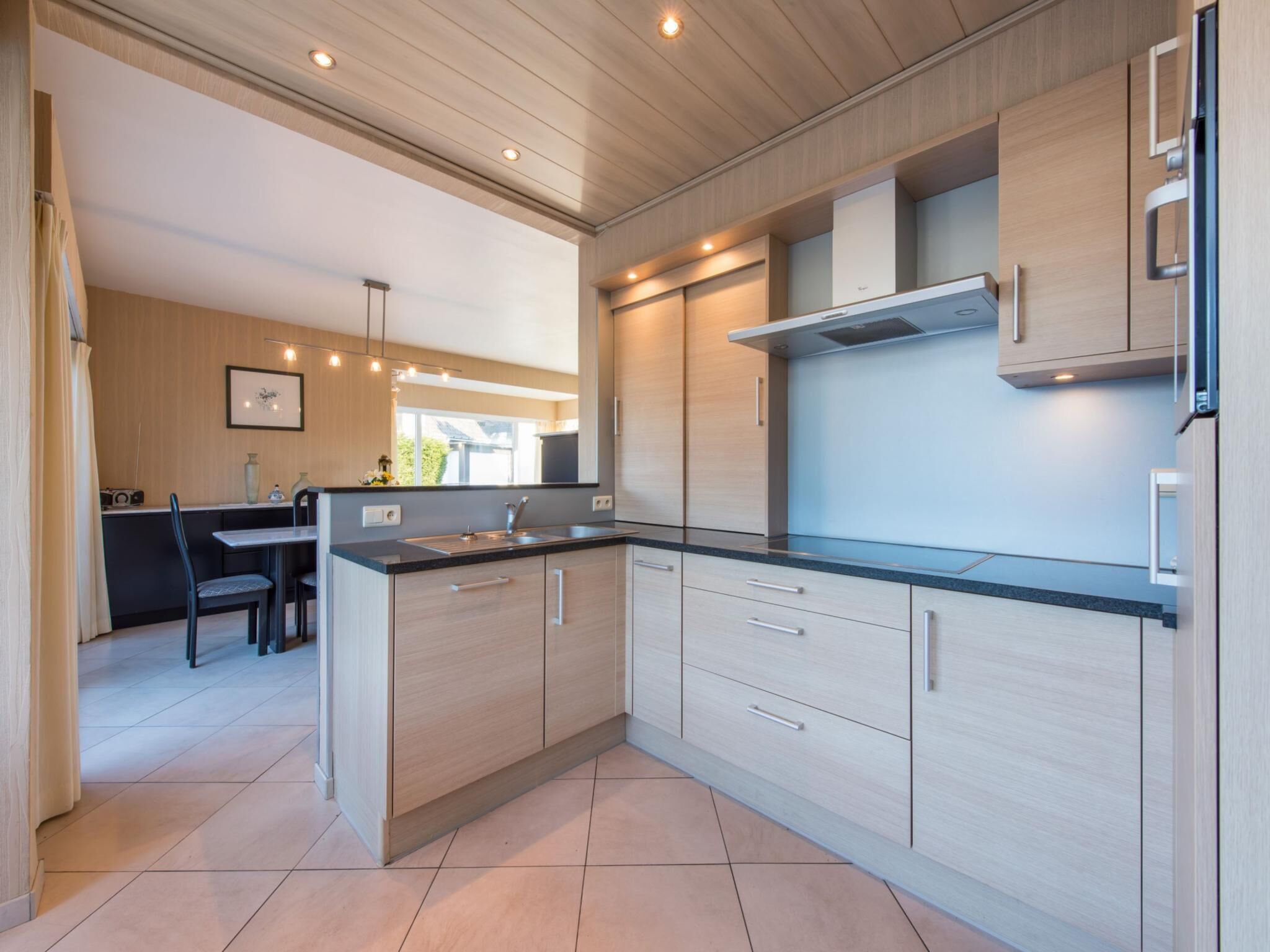 Frigorífico, microondas, placa de cocina y lavavajillas