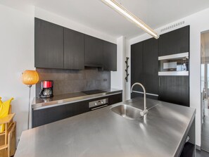 Fridge, microwave, oven, stovetop - Stylish flat with sea view (Koksijde)