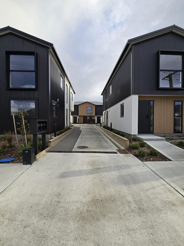 House, 3 Bedrooms | Property grounds - Charming 3 Bedroom Home in Upper Hutt, Perfect for Families and Groups (Upper Hutt)