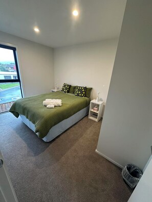 House, 3 Bedrooms | 3 bedrooms - Charming 3 Bedroom Home in Upper Hutt, Perfect for Families and Groups (Upper Hutt)