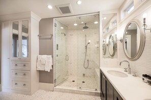 Shower, hair dryer, towels - Leschi Retreat w, Breathtaking Water View,Sleeps 14 (Seattle)