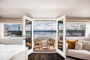 Desk, iron/ironing board, travel cot, WiFi - Leschi Retreat w, Breathtaking Water View,Sleeps 14 (Seattle)