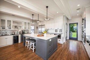 Fridge, microwave, oven, stovetop - Leschi Retreat w, Breathtaking Water View,Sleeps 14 (Seattle)