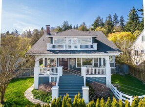 Exterior - Leschi Retreat w, Breathtaking Water View,Sleeps 14 (Seattle)