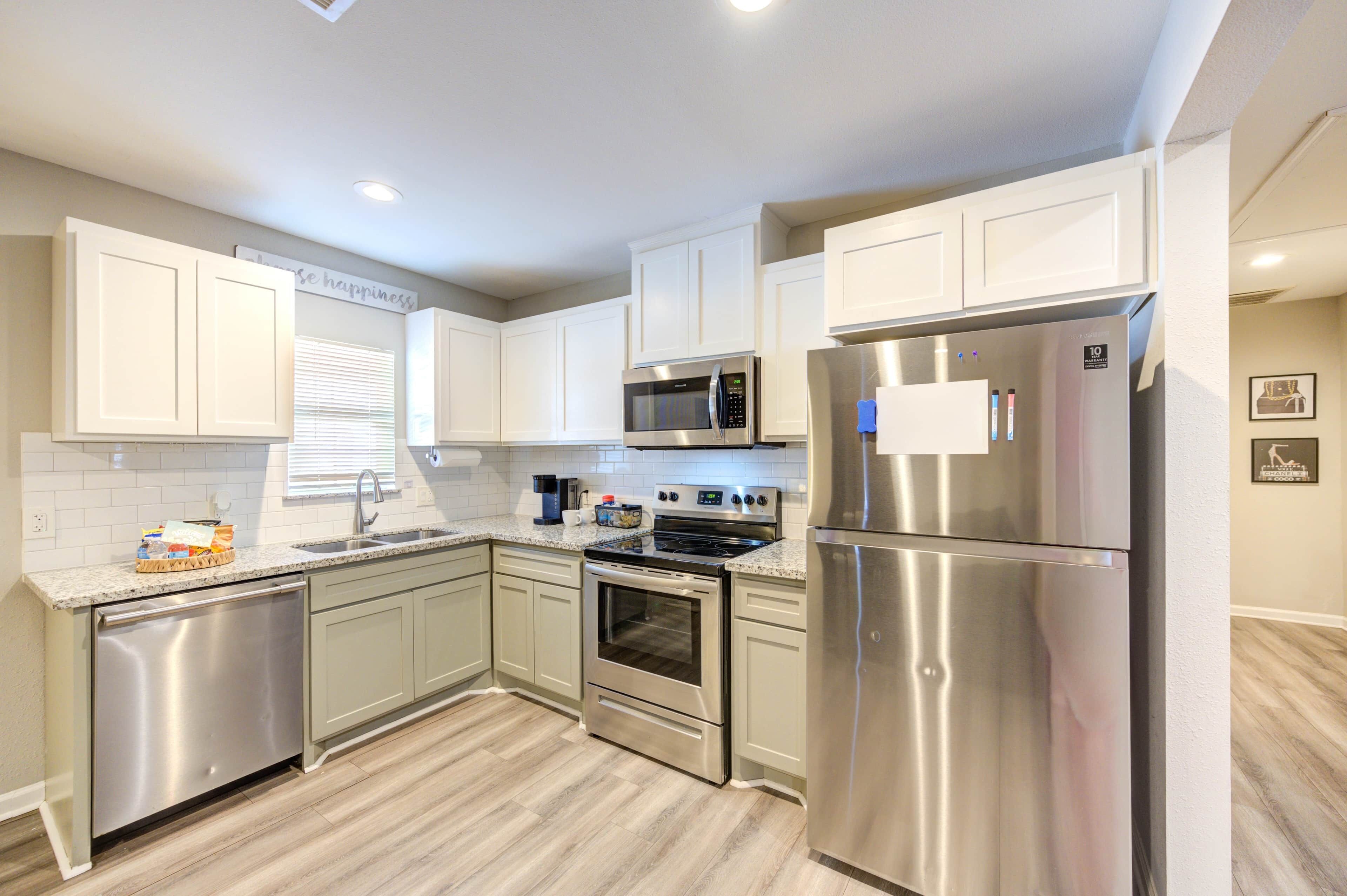 Frigorífico, microondas, placa de cocina y lavavajillas