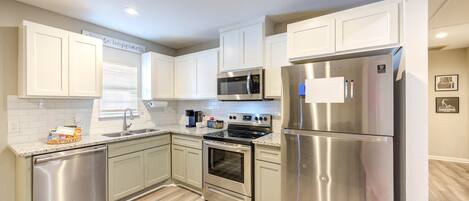 Frigorífico, microondas, placa de cocina y lavavajillas