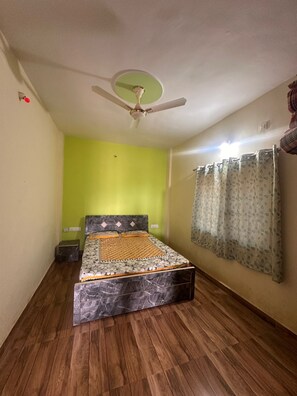 Deluxe Double Room | Free WiFi - Hotel Sarnobat Eagle Nest (Pabe)