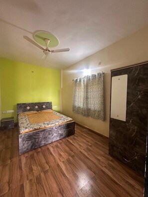 Deluxe Double Room | Free WiFi - Hotel Sarnobat Eagle Nest (Pabe)