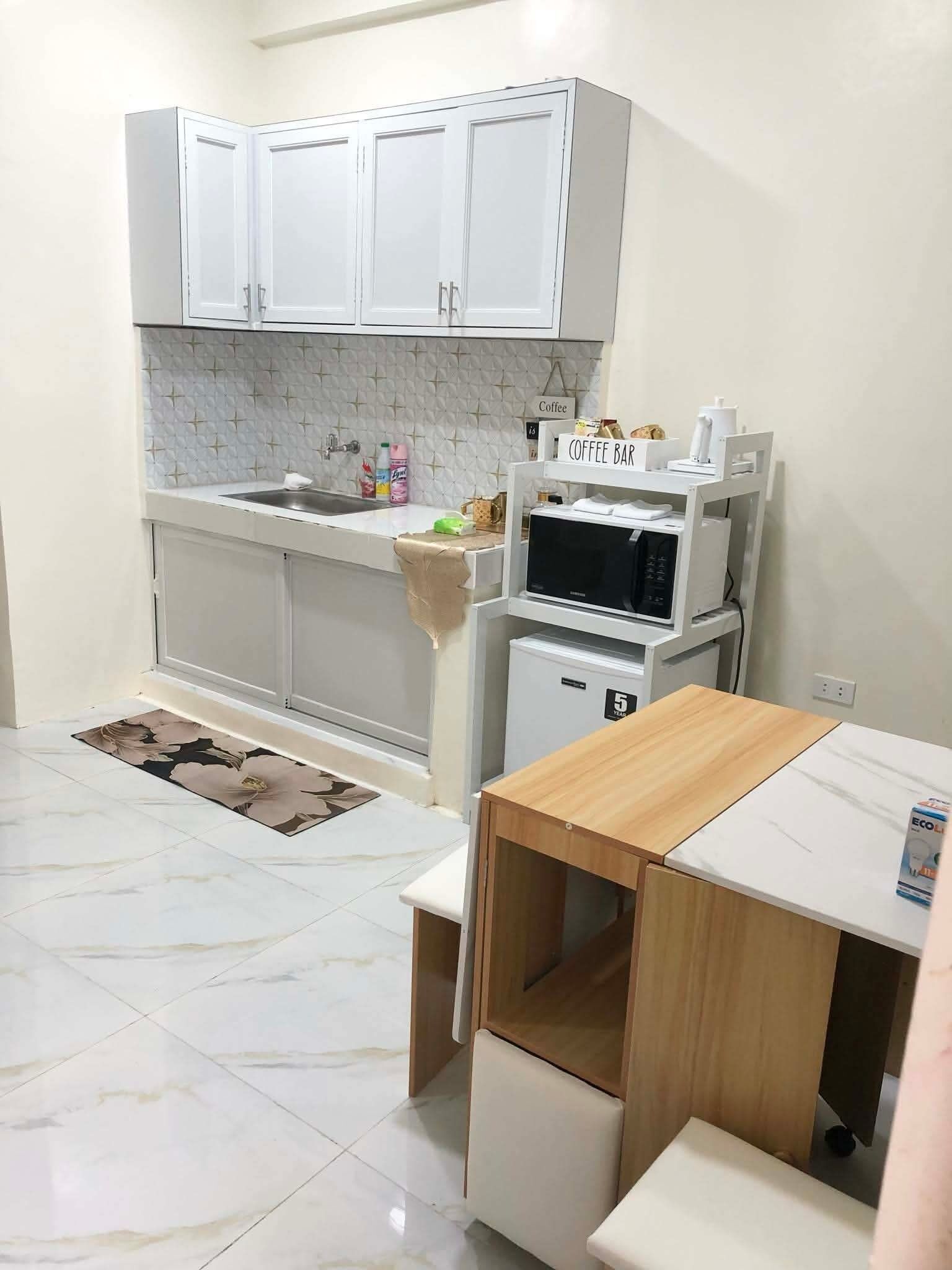 Fridge, microwave, stovetop, coffee/tea maker
