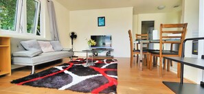 TV - Glenfield Home: 1Gb WiFi, Modern & Full Kitchen. Your home away from home (North Shore)