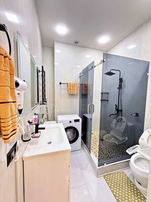 Dusche, Haartrockner, Bidet, Handtücher