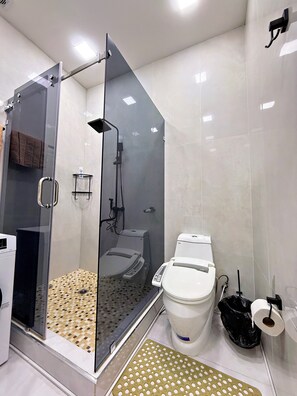 Dusche, Haartrockner, Bidet, Handtücher