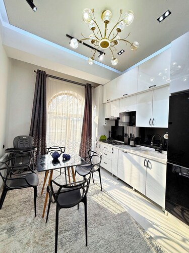 Fantastic 2-bedroom apartment with AC in vibrant Toshkent