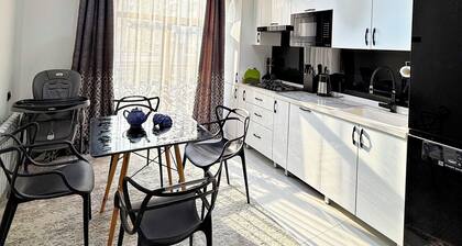 Fantastic 2-bedroom apartment with AC in vibrant Toshkent