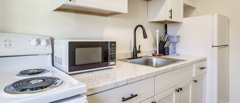 Kühlschrank, Mikrowelle, Herdplatte, Wasserkocher mit Kaffee-/Teezubehör