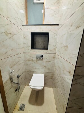 Shower, towels, soap, shampoo - Hotel Santosh Heritage (Pushkar)