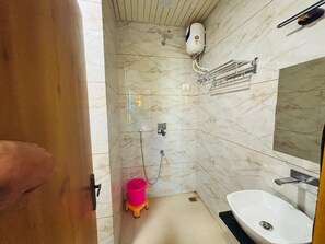 Shower, towels, soap, shampoo - Hotel Santosh Heritage (Pushkar)
