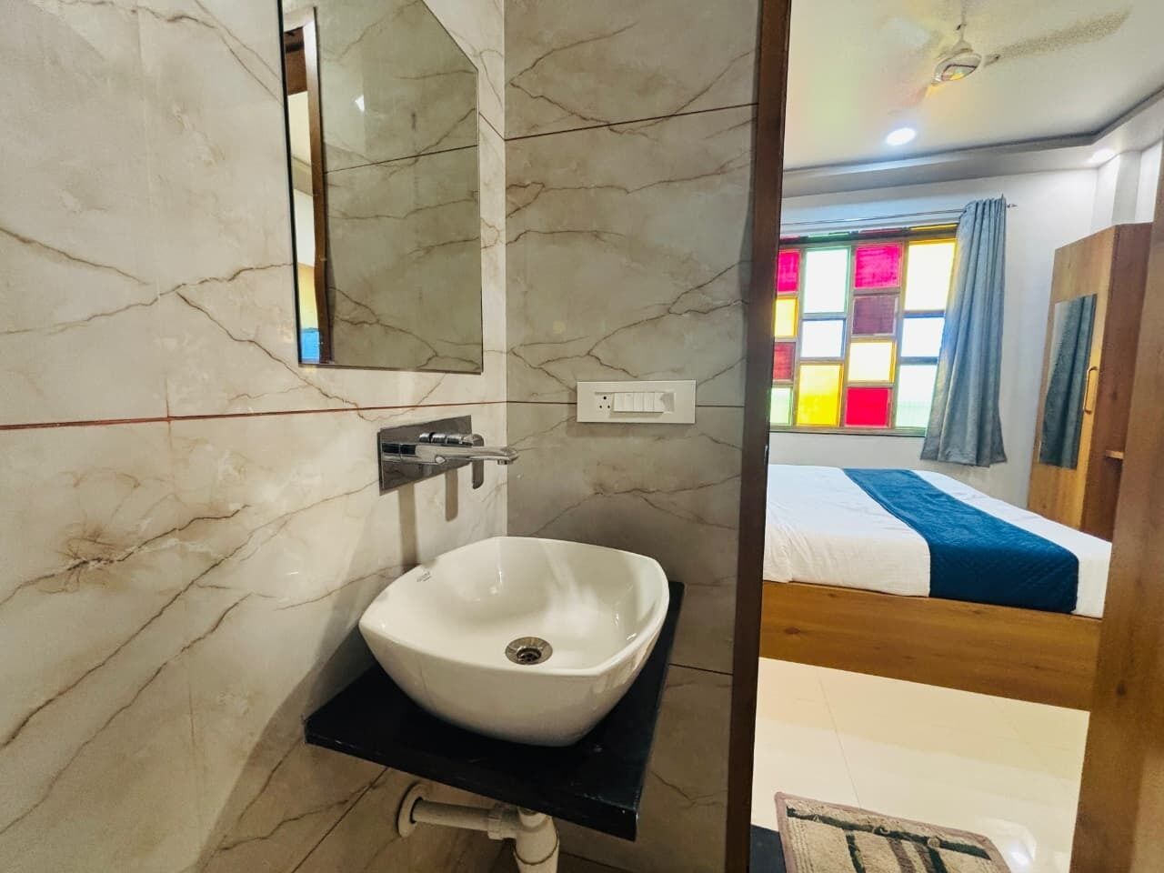 ฝักบัว, ผ้าเช็ดตัว, สบู่, ยาสระผม