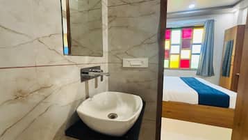 Doccia, asciugamani, sapone, shampoo