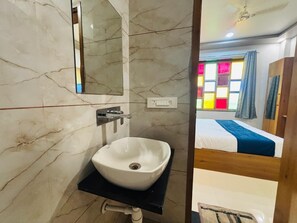 Shower, towels, soap, shampoo - Hotel Santosh Heritage (Pushkar)