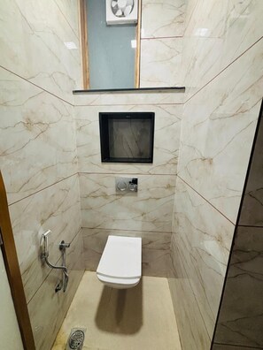 Ducha, toallas, jabón y champú