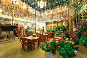 Dining - The Peak Living (Shangri-La)