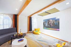 Traditional Suite, Garden View | Living room | LCD TV - The Peak Living (Shangri-La)