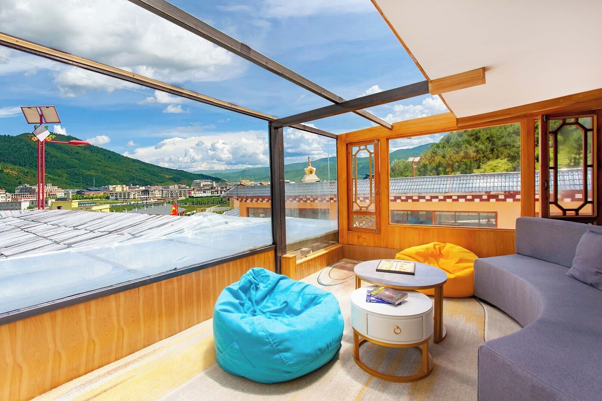 Suite junior, balcón, vistas al jardín | Sala de estar | Una televisión LCD