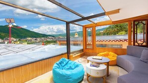 Suite – junior, balkong, hageutsikt | Oppholdsrom | LCD-TV