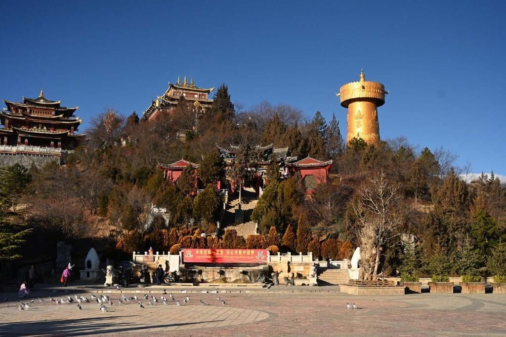 Ein traditioneller chinesischer Architekturkomplex mit pagodengleichen Gebäuden und einem markanten Turm.