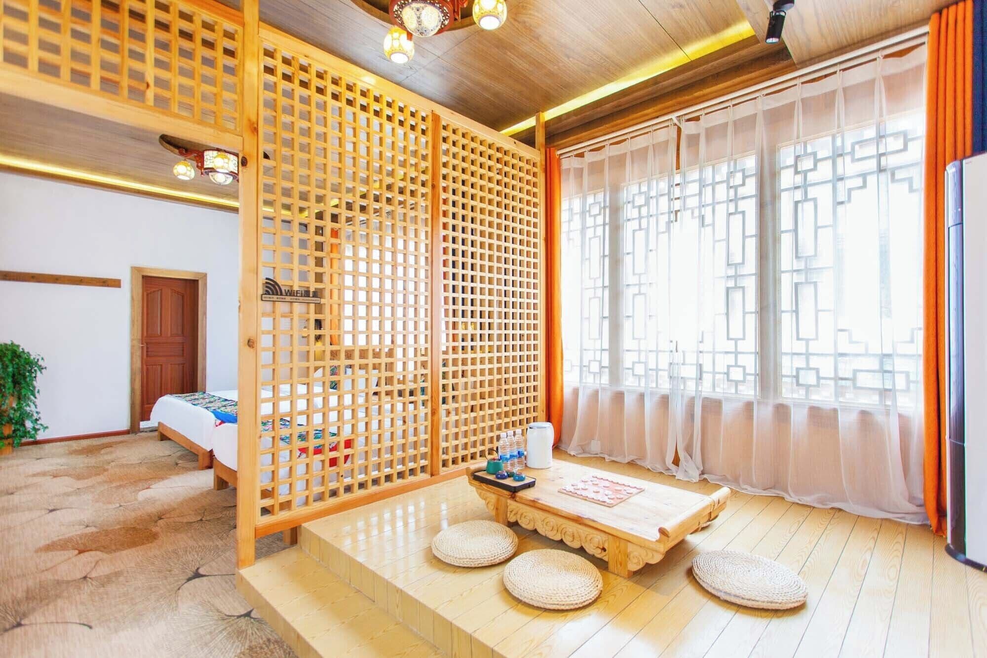 Ein traditioneller japanischer Raum mit Tatami-Böden, einem niedrigen Holztisch und einer Shoji-Schirmwand.