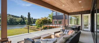 Pacific Northwest Luxury with 270° River Views, Hot Tub, Billiards, Shuffleboard, Karaoke, BBQ